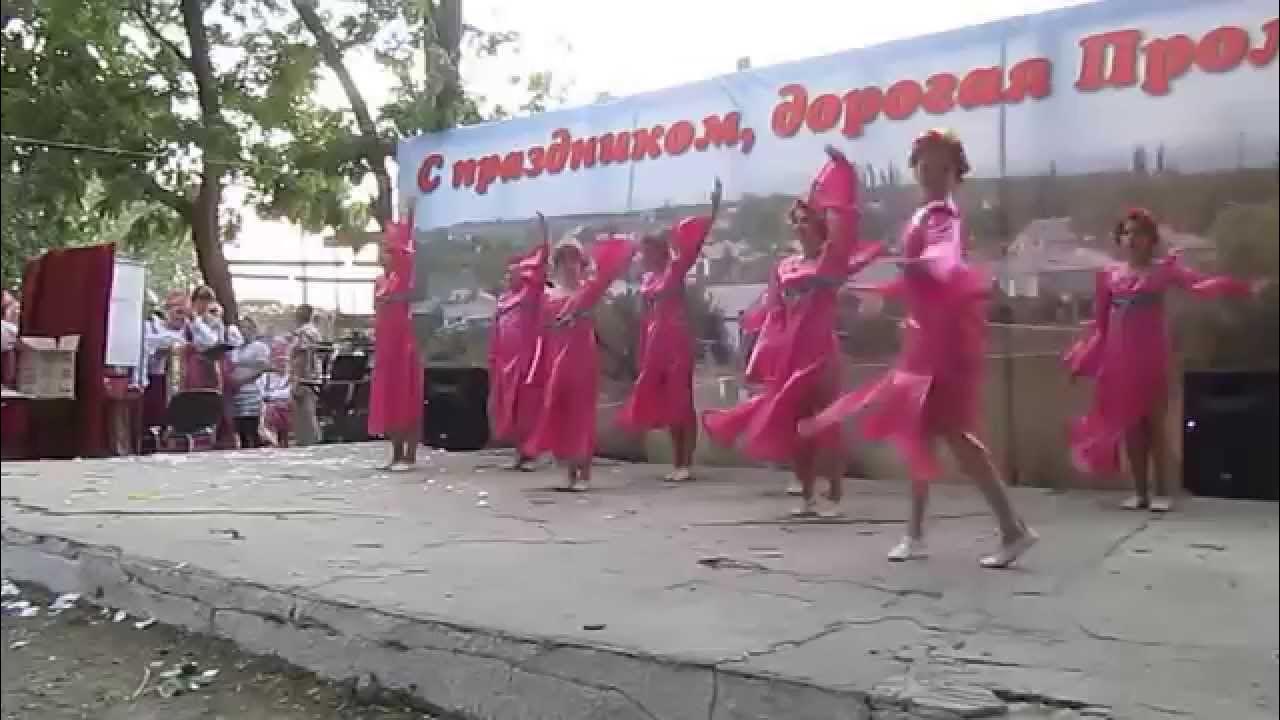 Танец весну звали весну ждали. Танец семечки. Танец на песню весну звали лето ждали. Клип с танцорами весну звали лето ждали.