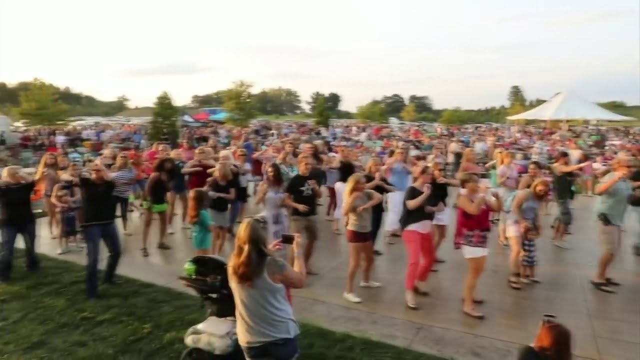 Celebrate "Nashville Night" at Flat Pickin' Fridays