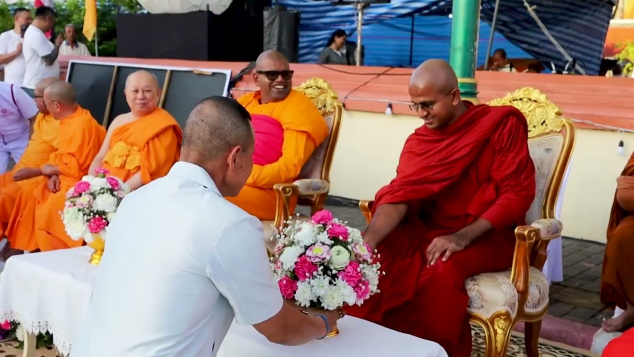 ยิ่งใหญ่! ตักบาตร 11,250 รูป มาฆบูชาแห่ผ้าขึ้นธาตุนานาชาติ เมืองนคร คนแห่นับหมื่น