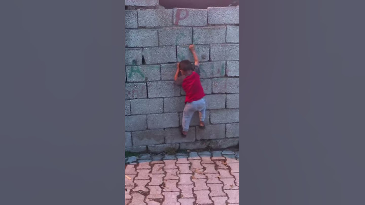 ÖRÜMCEK ÇOCUK DÜZ DUVARA TIRMANDI