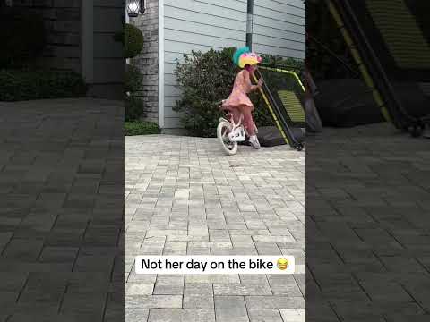 She keeps gettin’ back on the bike 👏 (via @kpuck357/TT)