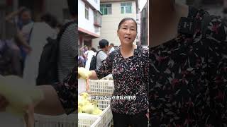 农村赶集人山人海真热闹，今天妈妈带着翠花上街买点鸭苗回家养，等待年底自制川味板鸭#农村生活 #农村美食