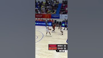 Jermaine Marrow với cú circus shot giúp Danang Dragons rút ngắn khoảng cách