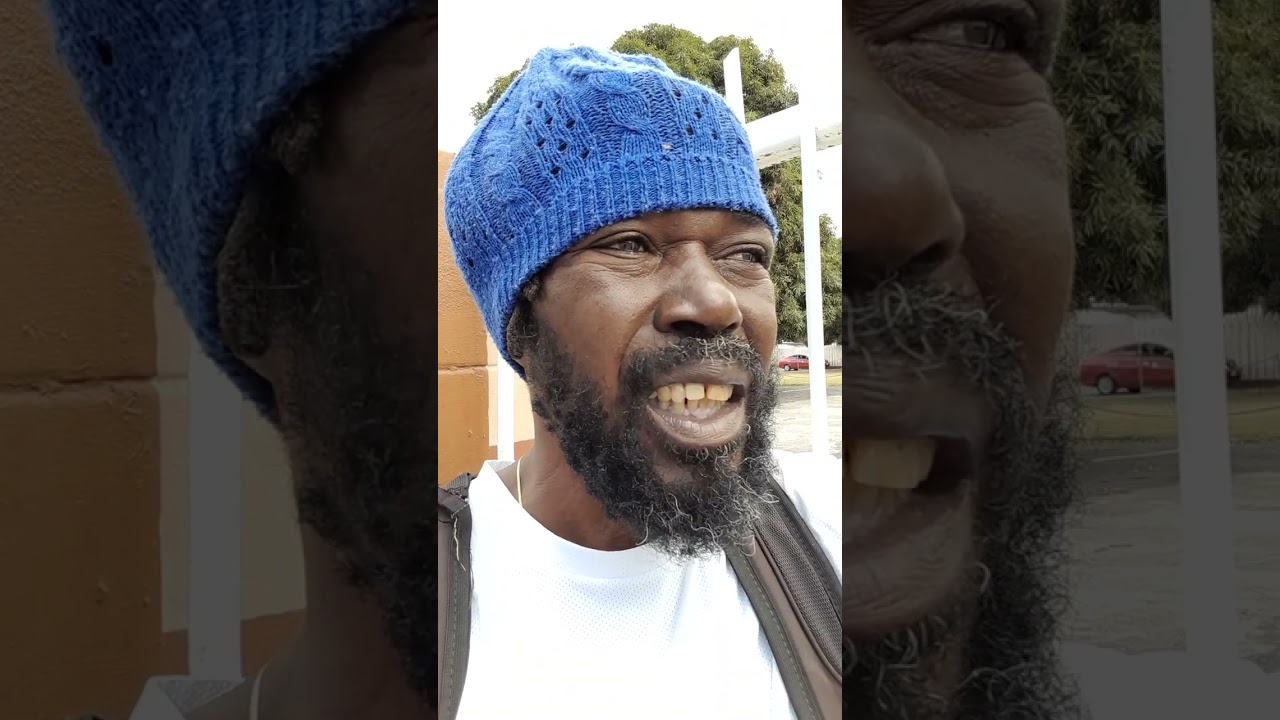 Женщина меня любит, а мужчина плюет на мои растения.