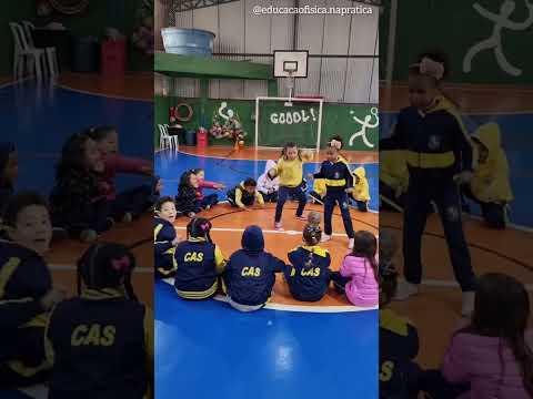 ⚽️ Desviando da bola é uma brincadeira em roda que eles adoram !