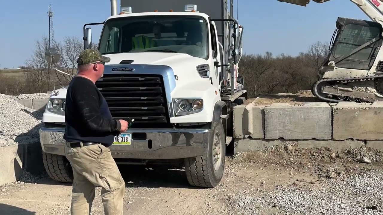 Volumetric Concrete Mixer - Loading and Pouring