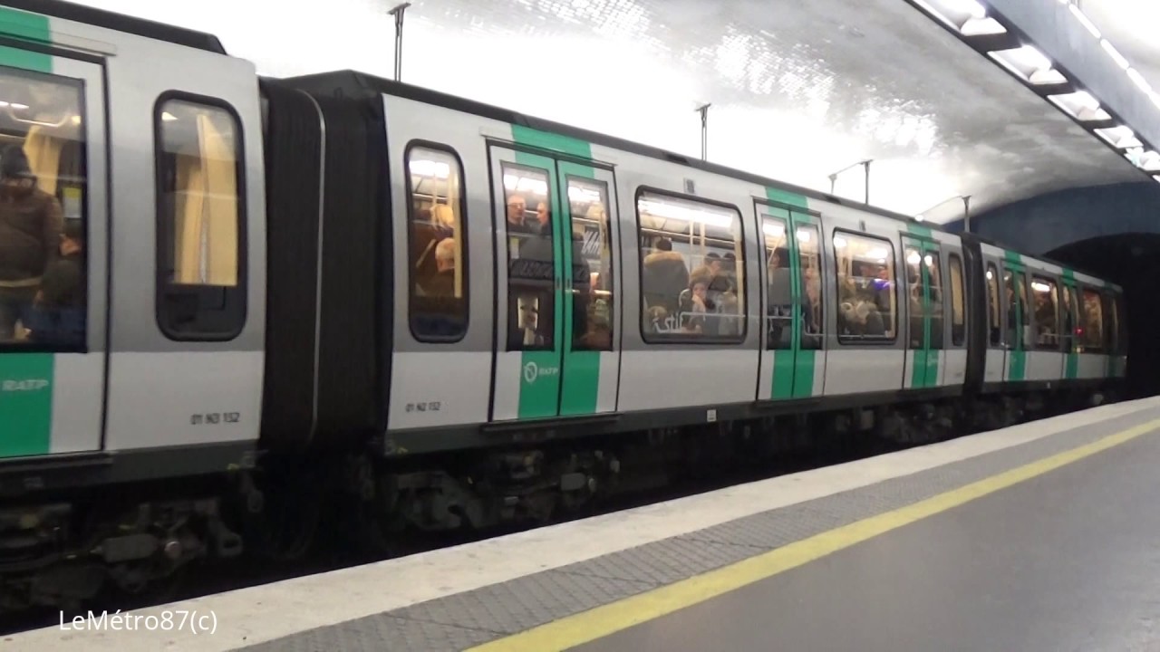 RATP Paris Métro MF01 No. 152 sur la ligne 9 à Alma Marceau