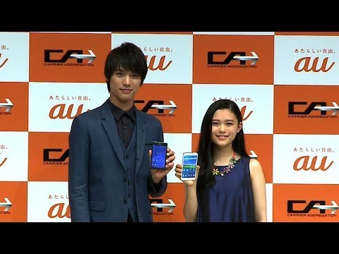 福士蒼汰、杉咲花からサプライズ祝福　au新CM発表会