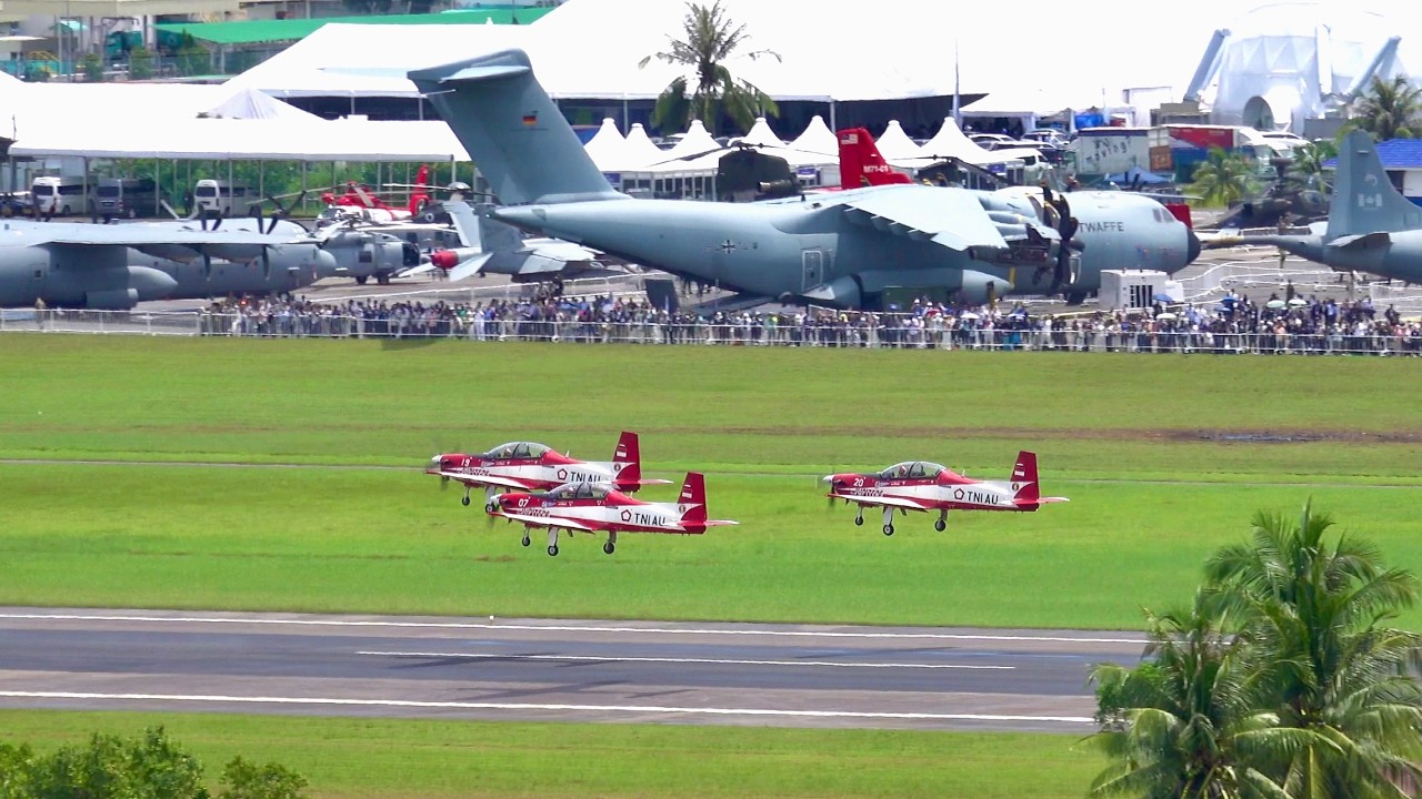 【LIMA 2025】«Юпитер» ВВС Индонезии окрашивает небо Лангкави фигурами высшего пилотажа