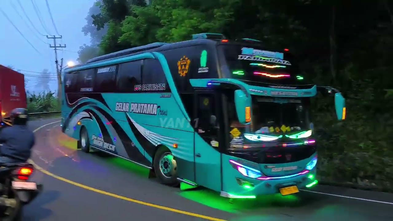 Mobil bus teloleti strobo mata di malam hari