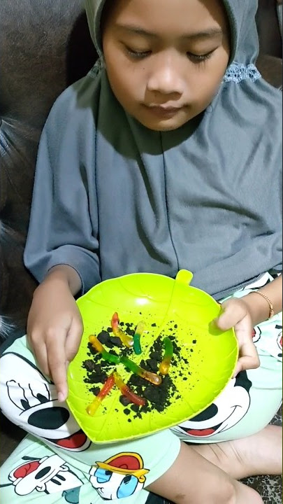 Hani Makan Ulat Belatung