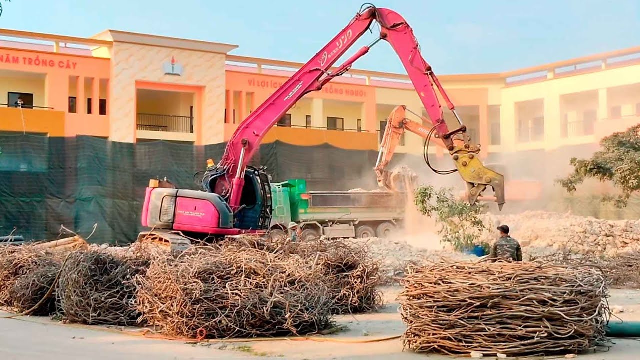 KOBELCO SK 135 SR excavator demolition site, dump truck