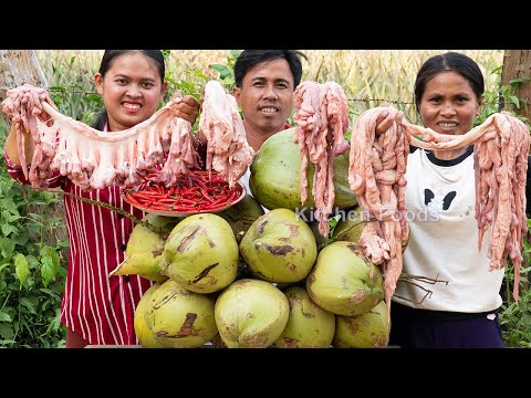 cooking-spicy-pig-intestine-with-coconut-juice-recipe---eating-and-sharing-foods-to-villagers