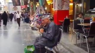 صوت عذب .. رجل كبير يقرأ القرآن في الشارع .