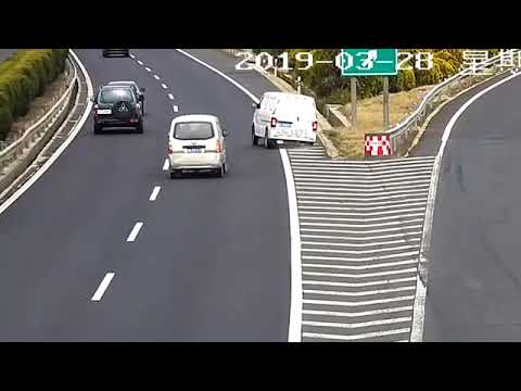 热点资讯  男子错过高速出口急停 后车蛇形避让后侧翻