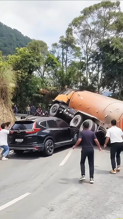 VIRAL FOOTAGE: SUV Driver Refuses to Wait, Causes Crash on Steep Hill ⚠️ #crash #truck #automobile
