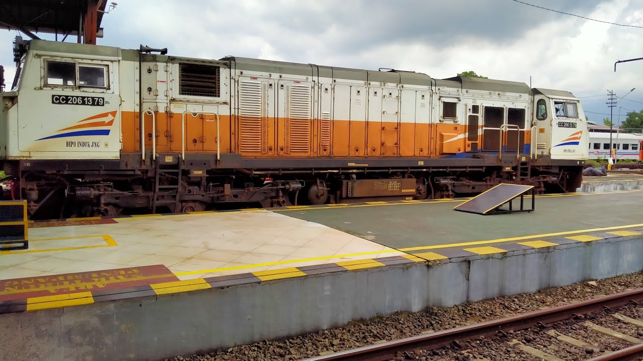 Pemberangkatan 2 Kereta api sekaligus dari stasiun 