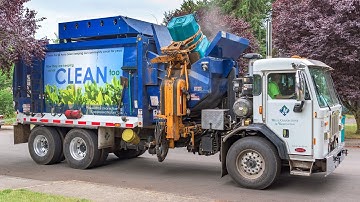 Peterbilt 320 - Labrie AlleyGator Right-Hand Garbage Truck