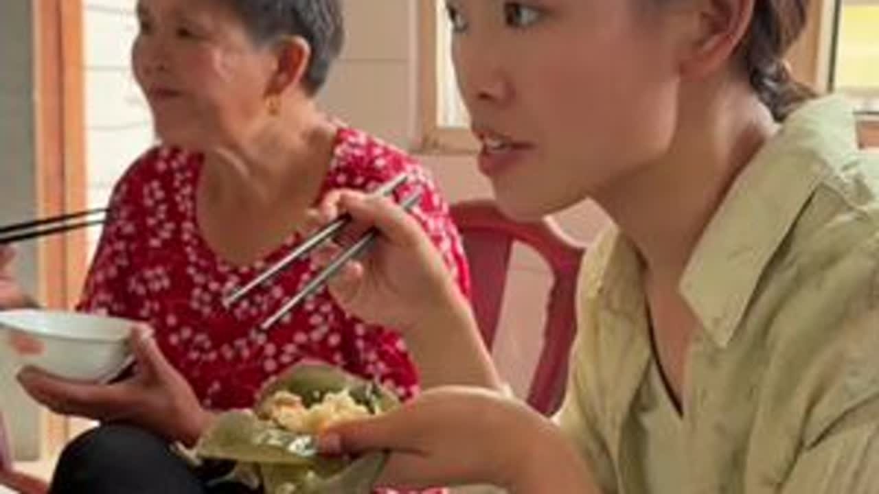 昨天姐姐说今天去医院检查完了回来给妈妈送端午的，姐姐检查好久才过来，好在昨天检查水肿没有什么大问题，老公看妈妈今天做面有点忙，于是主动说他来做饭。#农村生活 #我的乡村生活 #农村生活 #家庭日...