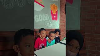 Naik Kereta Api Stasiun Gubeng