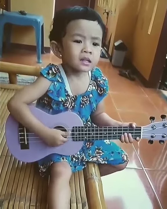 LUCU!! Anak kecil main ukulele sambil nyanyi [KOCAK]