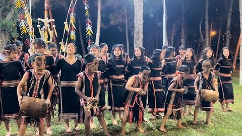 Đội cồng chiêng làng Jut 1 tại quảng trường đại đoàn kết TP Pleiku