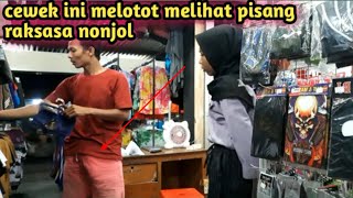 Prank pisang raksasa nonjol !!! si cewek sampai melotot melihatnya.part 8