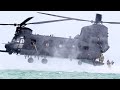 Вертолёт MH-47 Chinook скользит над водой на тренировках спецназа армии США.