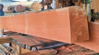 Het is buitengewoon, het verwerkingsproces van de planken van dit rode steen Meranti-hout