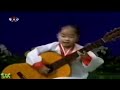 ФАНТАСТИЧЕСКАЯ игра девчушки из Северной Кореи на гитаре, которая больше её самой.