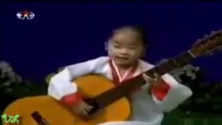 ФАНТАСТИЧЕСКАЯ игра девчушки из Северной Кореи на гитаре, которая больше её самой.