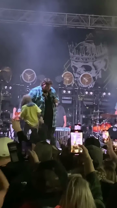 Jelly Roll pulls little girl up on stage with him to sing. Salt Lake City Utah 10-16-2022 - YouTube