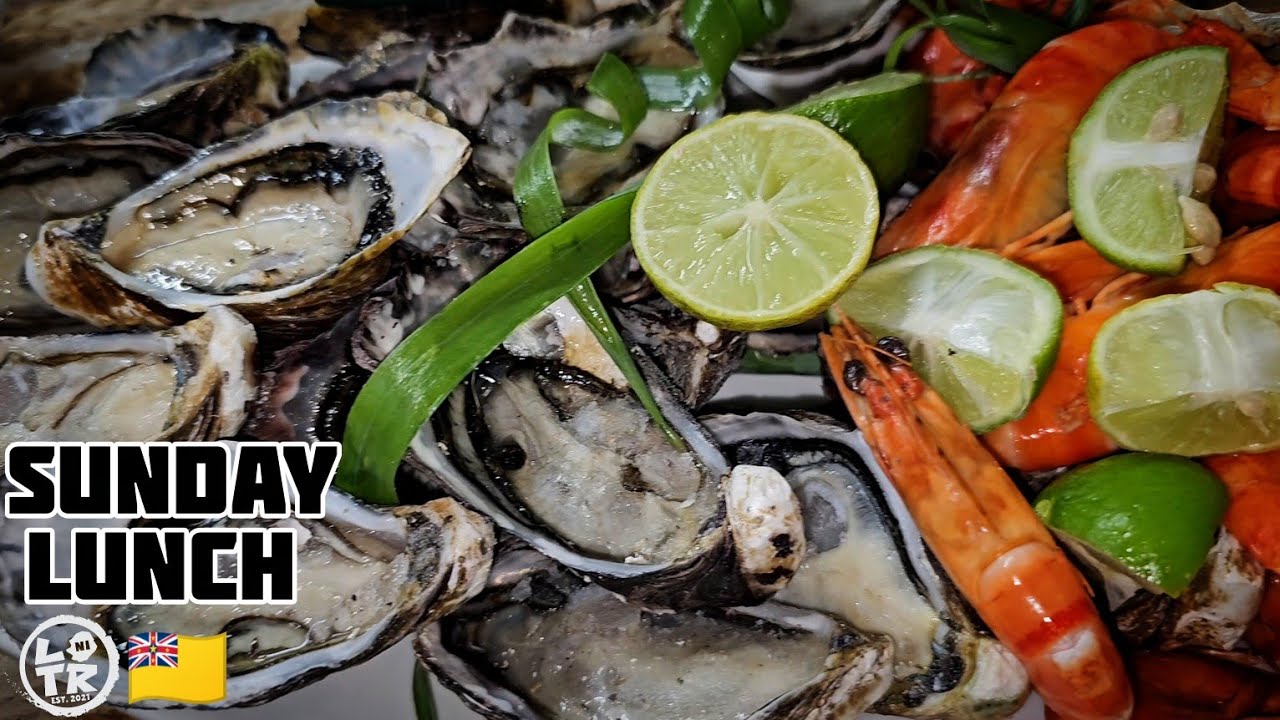 Устрицы, креветки, крабы в кокосовой панировке, пицца, фрикадельки, разнообразные фрукты, запечен...