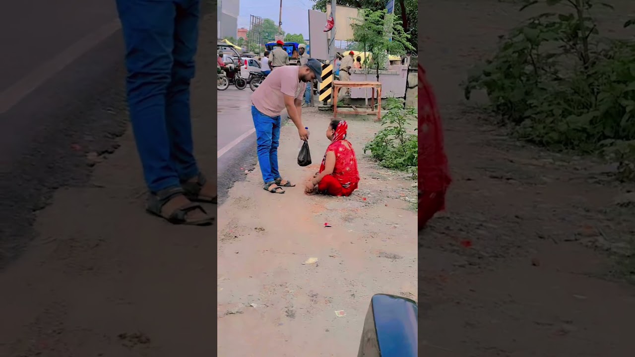 Garib Help Video | Giving Food To Poor People | Helping Poor People | Food Helping Video #shorts