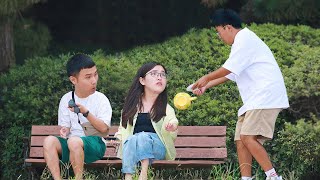 Pretending to Spill Coffee on Strangers | Prank 当男生没拿稳咖啡杯而洒向路人，大家的反应精彩极了