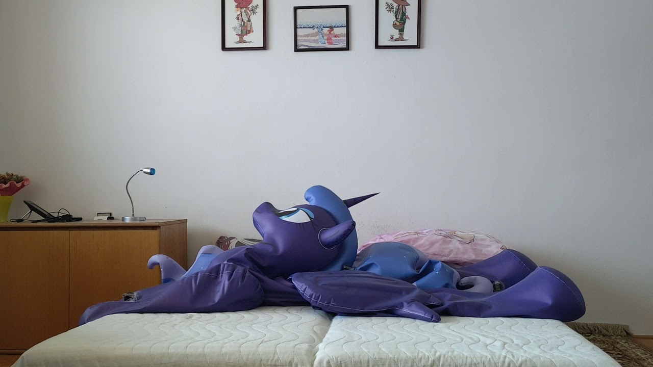 Hongyi inflatable pony princess Luna deflation - YouTube