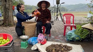 At home, she harvests oranges and vegetables to take to the market to sell