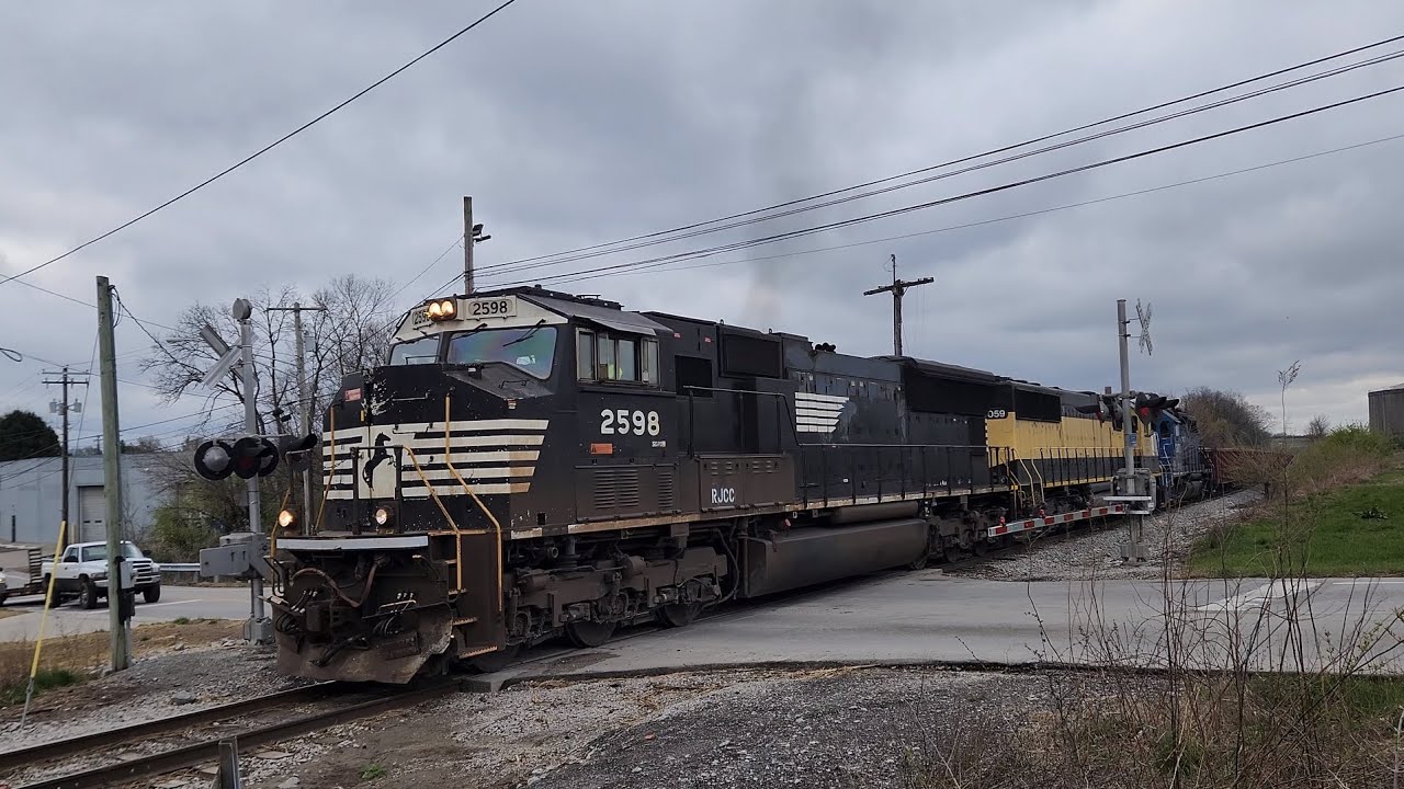 rjc 2598 leads z546 with a susquehanna and a gmtx! /w @Kyrailfan - YouTube