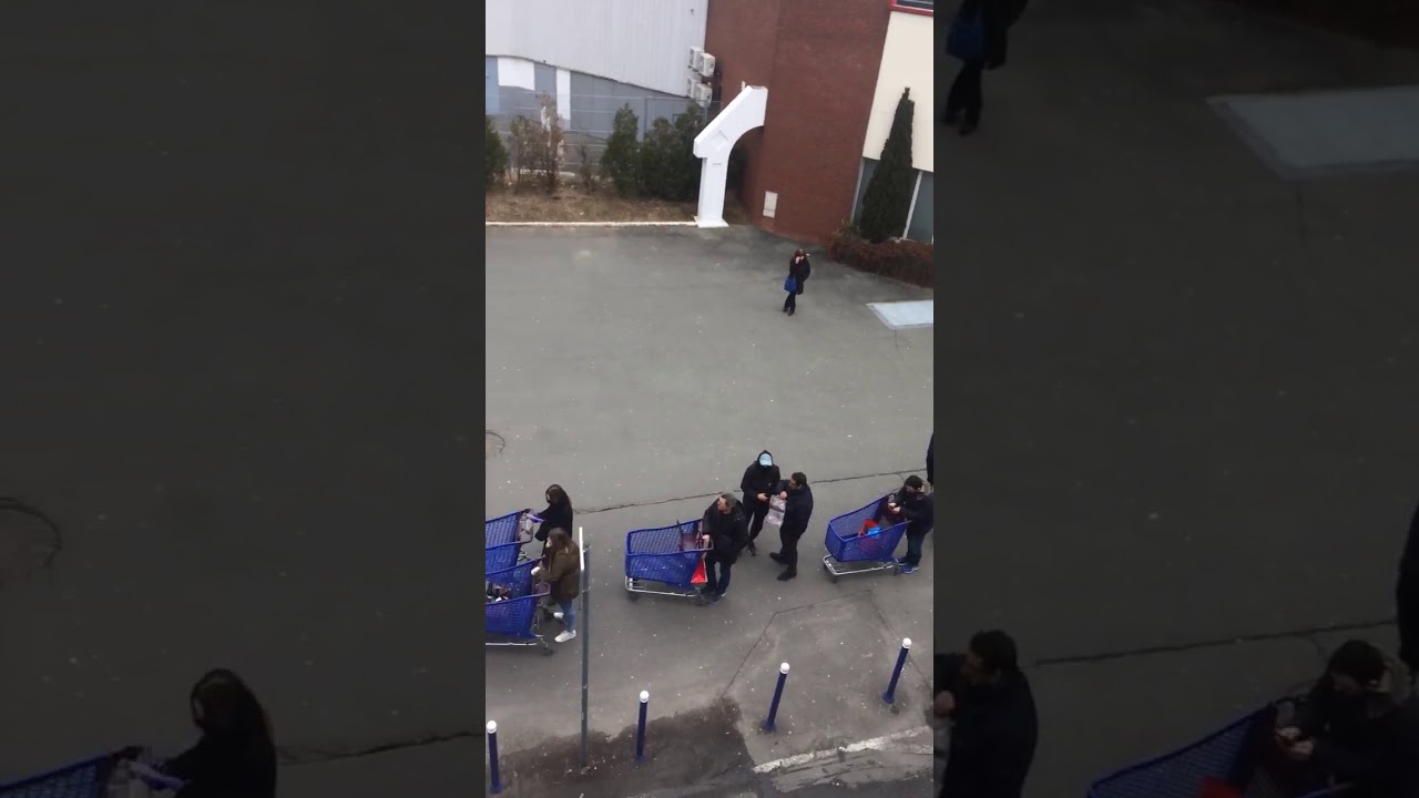 Coronavirus Files D Attente Devant L Hypermarche Carrefour Lomme Youtube