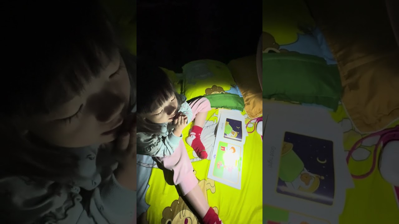 Có cô bé nhỏ nhỏ thích đọc sách vào lúc đi ngủ, đến giờ ngủ miết không chịu ngủ đây 😂 #chip3y10m 