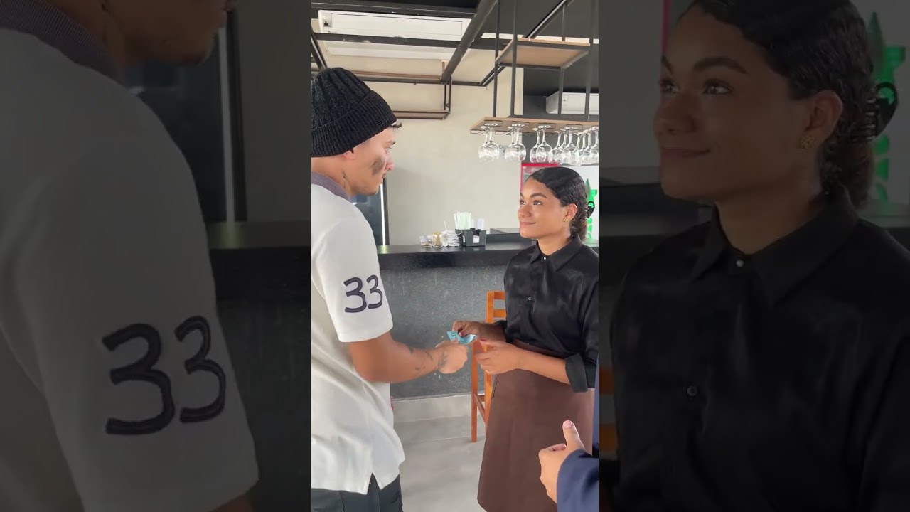 El jefe se disfraza de vagabundo y pone a prueba la amabilidad de esta camarera.