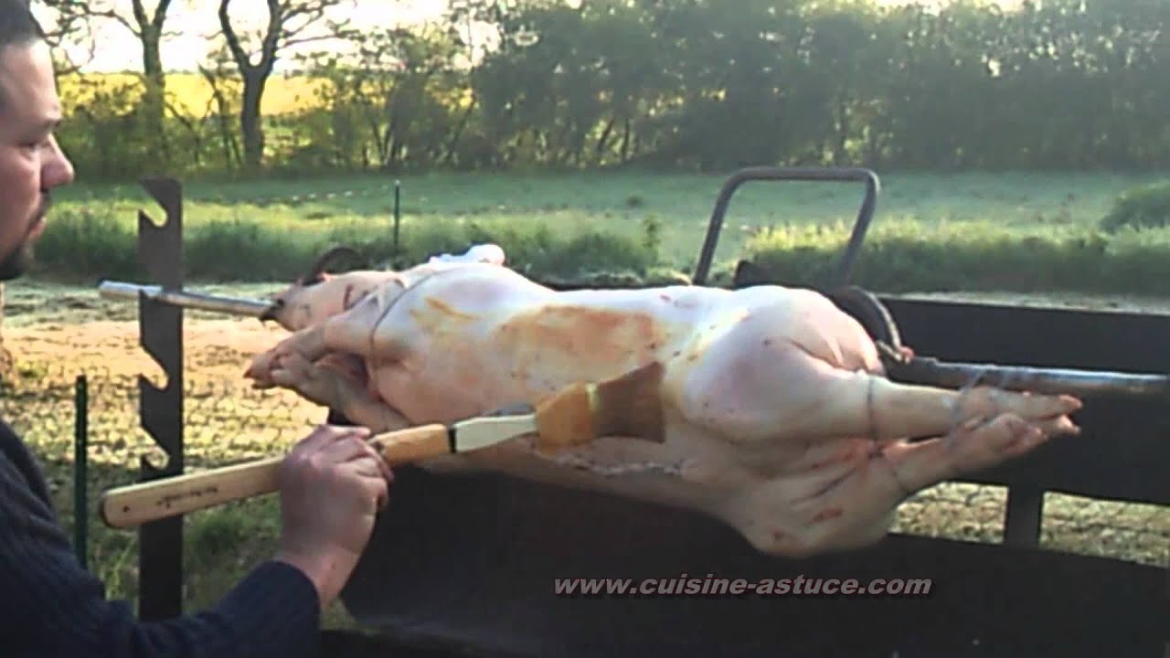 LE COCHON DE LAIT A LA BROCHE - YouTube