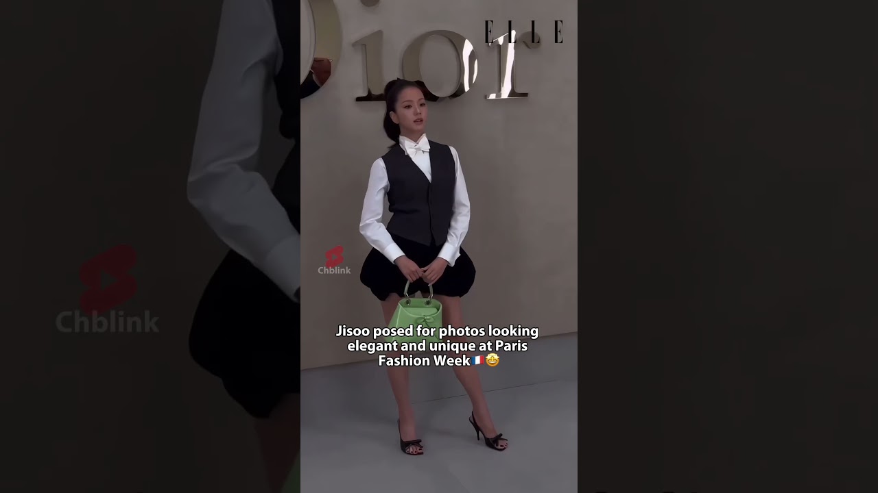 Джису позировала для фотографий, выглядя элегантно и необычно на Неделе моды в Париже🤩 