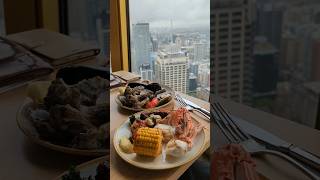 Taking blue swimmer crab meat out in a SUPER SATISFYING way at SkyFeast buffet in Sydney Tower
