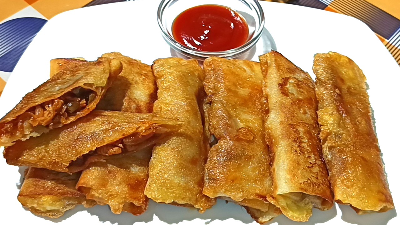 ডিমের ভিতরে চিকেন? 🥚+🍗 Ei bhabe Spring Roll baniye bari-shuddho shobaik-ke obak kore din!