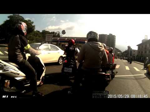 請尊重義交 學園路口汽機車集體無視闖越