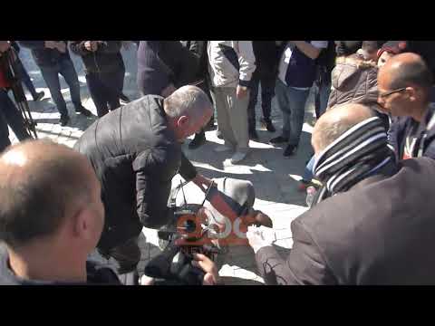 Gazi lotsjelles, protestuesi ndihet keq | ABC News Albania