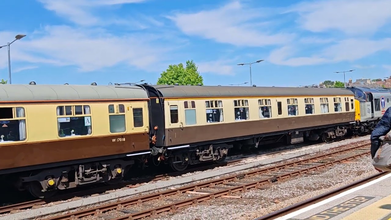 BR Class 37 37 240 & Class 52 D1015 departing Plymouth for Laira, 9/5/25
