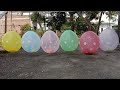 meletuskan balon, belajar warna dengan balon warna warni, menemukan mainan, kura kura, mainan ikan