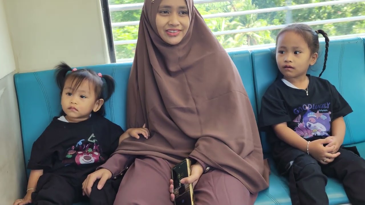 Keseruan mbak zaza dan adek nabila naik LRT Dari bandara Sultan mahmud badarudin palembang